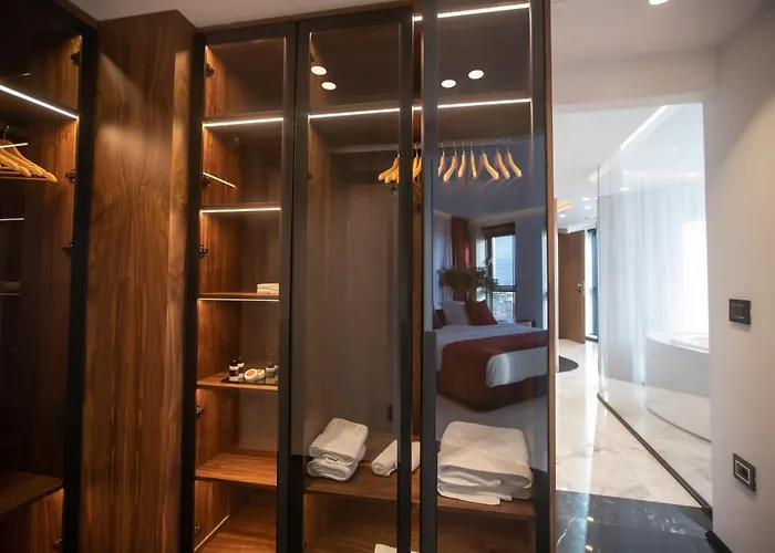 Elisa Tirana, Affiliated By Meliá